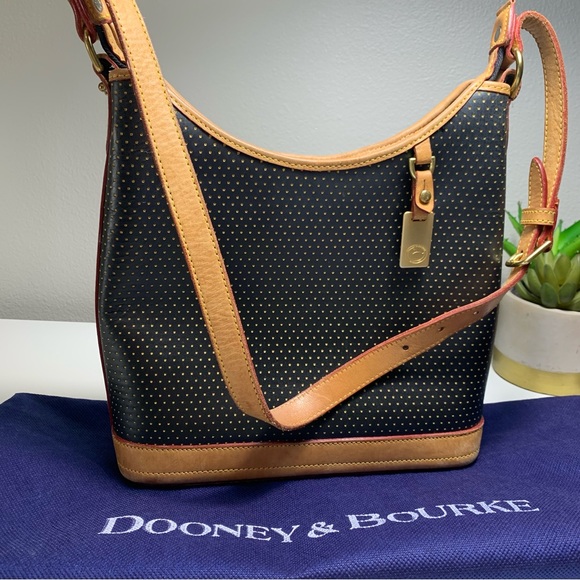 DOONEY & BOURKE | Vintage Shoulder Bag - Picture 4 of 17